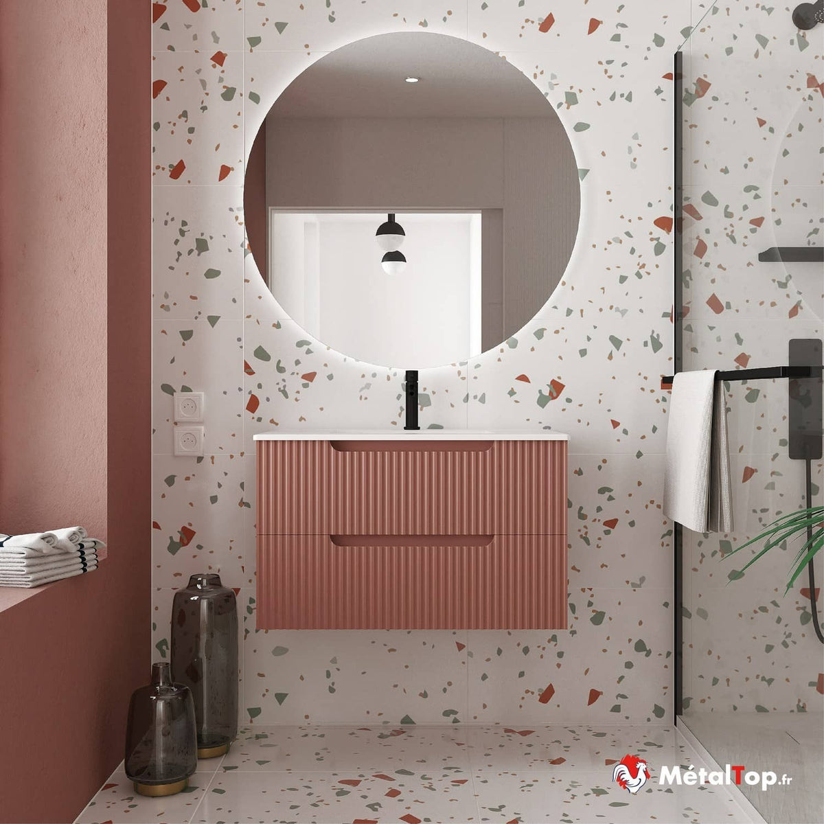 Meuble vasque suspendu terracotta à rainures et miroir rond lumineux, carrelage terrazzo