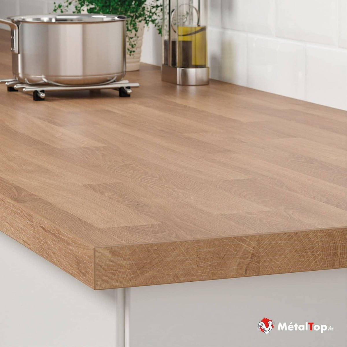 Plan de travail imitation chêne clair avec casserole en inox et bouteille d'huile