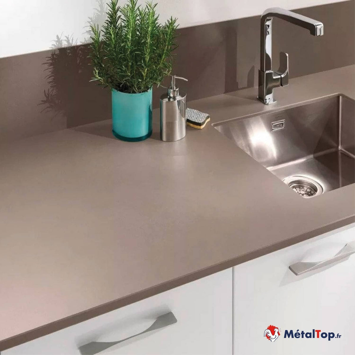 Plan de travail taupe avec évier inox encastré, robinet chromé et romarin dans un pot turquoise