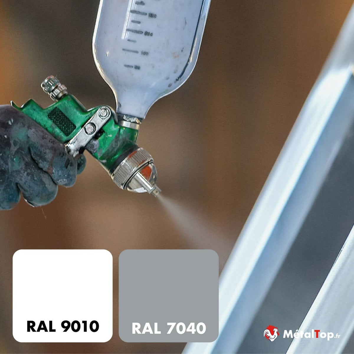 Pistolet à peinture sur profilé métallique, nuanciers RAL 9010 blanc et RAL 7040 gris