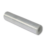 Rouleau de film plastique transparent enroulé autour d'un tube blanc, sur fond blanc