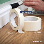 Rouleaux de ruban de masquage beige 2,5 cm x 50 m et 5 cm x 50 m sur une table en bois
