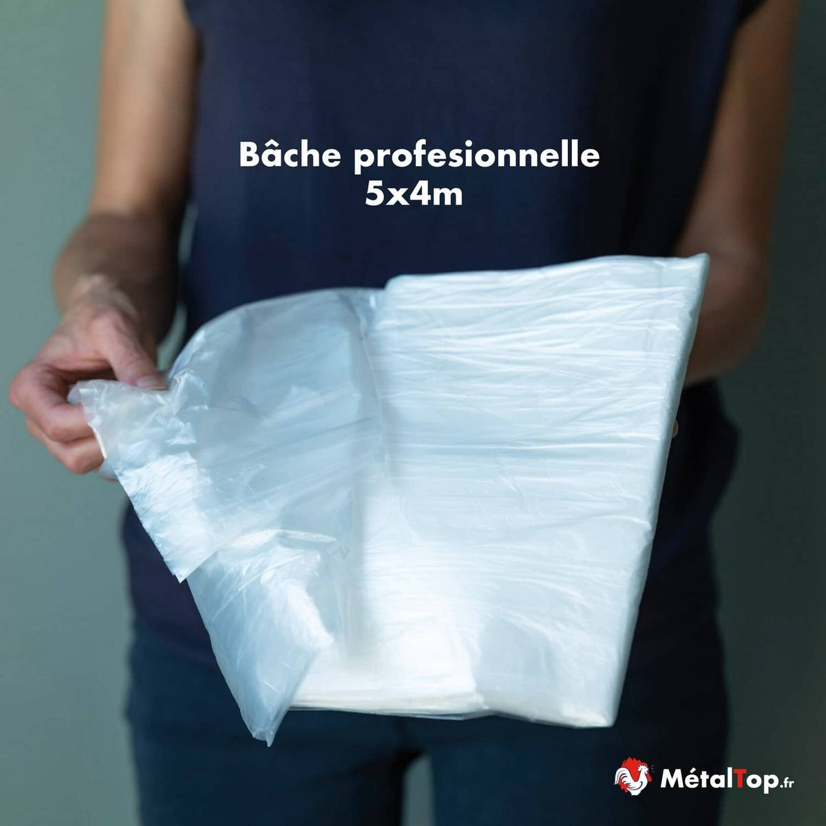 Bâche professionnelle transparente 5x4 m pliée, présentée à la main