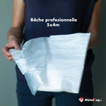 Bâche professionnelle transparente 5x4 m pliée, présentée à la main