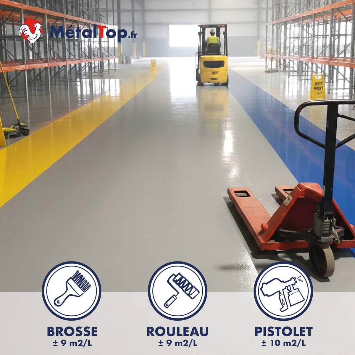 Peinture de sol industrielle grise à bandes jaune et bleue dans un entrepôt avec chariot élévateur