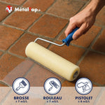 Application au rouleau d'un produit sur sol en terre cuite, avec brosse, rouleau et pistolet