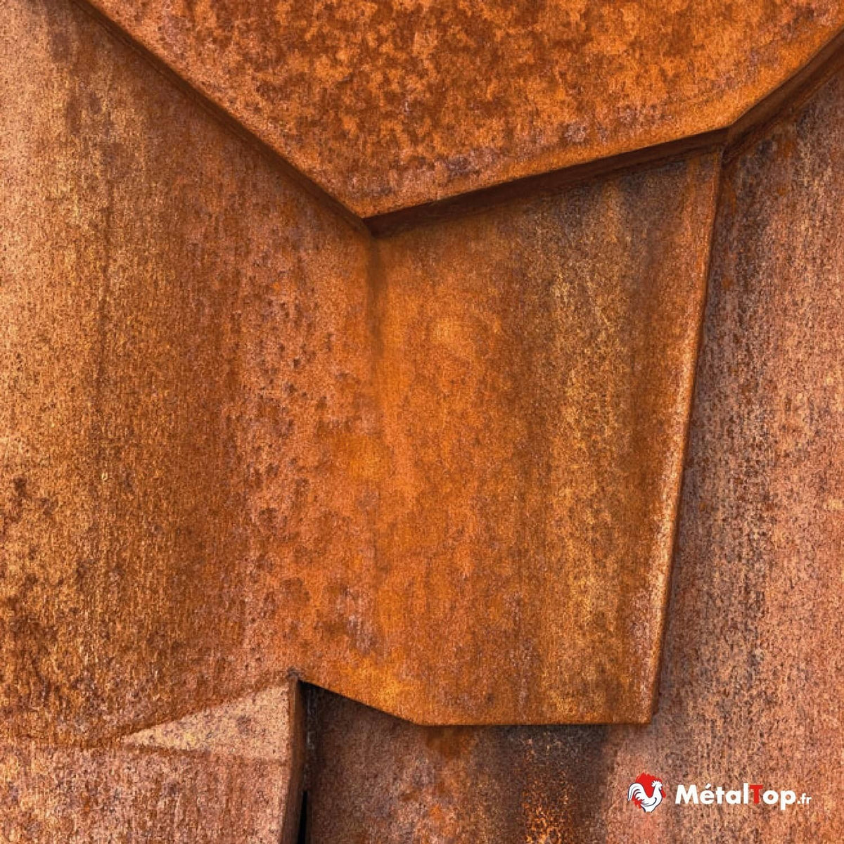 Panneaux en acier corten rouillé aux formes géométriques pliées, patine orange et brune