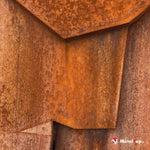 Panneaux en acier corten rouillé aux formes géométriques pliées, patine orange et brune