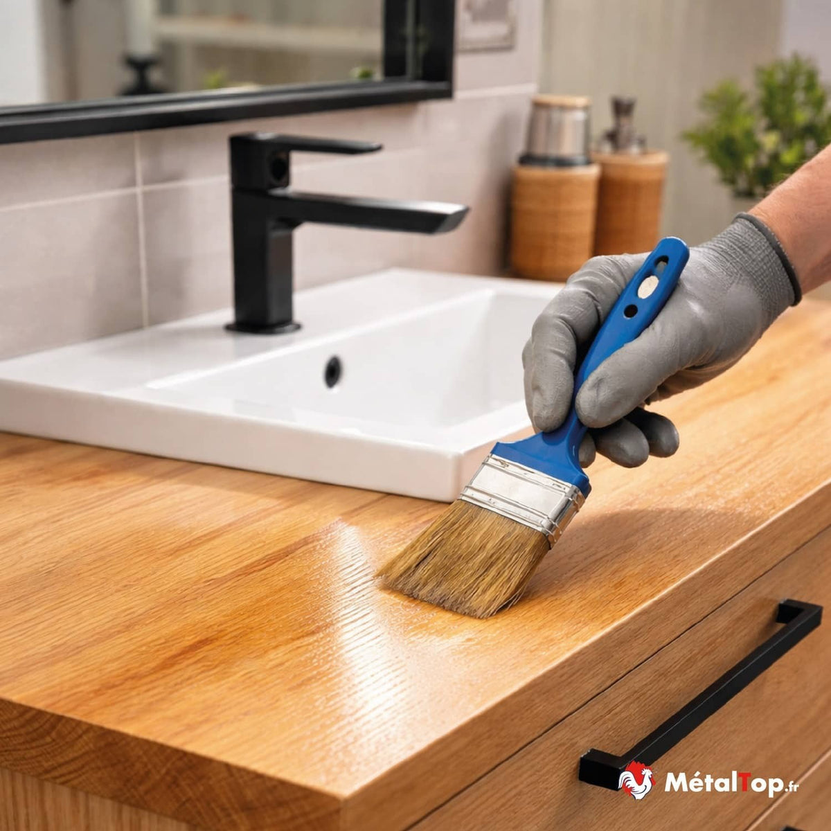 Application de produit au pinceau sur meuble en bois