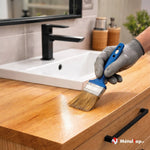 Application de produit au pinceau sur meuble en bois