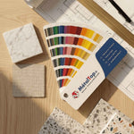 Nuancier MétalTop sur plans d'architecte, avec échantillons de marbre, tissu et terrazzo