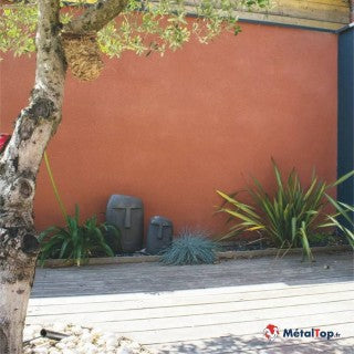 Terrasse en bois avec mur terracotta, olivier, plantes à feuillage vert et pots gris