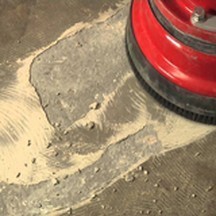 Eliminer aspérités traces plâtre ciment béton
